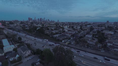 Los-Angeles-Downtown-Highway-101-Freeway-Abenddämmerung-Antenne