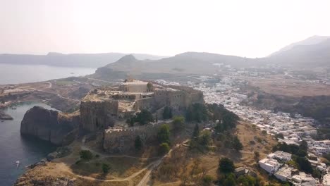 Luftaufnahme-der-antiken-Akropolis-und-Dorf-Lindos