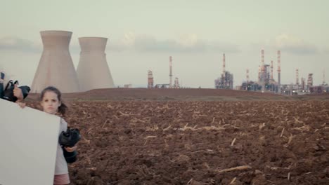 Guardar-nuestra-planta.-Jóvenes-niños-junto-a-una-refinería-con-máscaras-de-gas