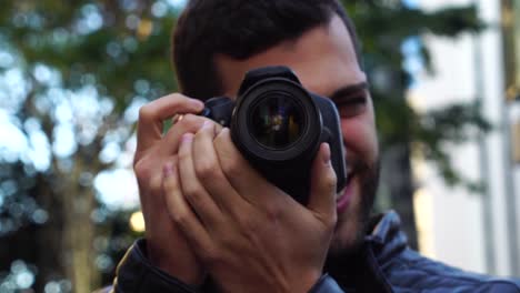 Hombre-fotografiando-la-Avenida-Paulista,-Sao-Paulo,-Brasil