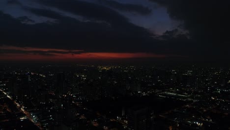 Puesta-de-sol-sobre-la-ciudad-de-Sao-Paulo