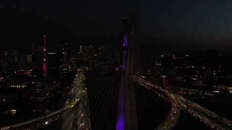 Aéreos-ver-de-Marginal-Pinheiros-y-Puente-Estaiada-por-la-noche-en-Sao-Paulo,-Brasil