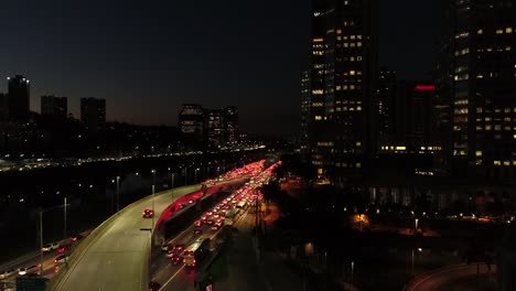 Aéreos-ver-de-Marginal-Pinheiros-y-Puente-Estaiada-por-la-noche-en-Sao-Paulo,-Brasil