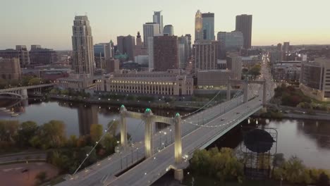 Die-Innenstadt-von-Minneapolis---Skyline---Sonnenuntergang