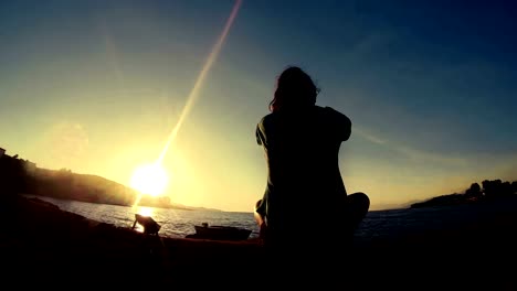 Meditieren-nahe-Meer-&-yoga-am-Strand-bei-Sonnenaufgang,-VINTAGE--