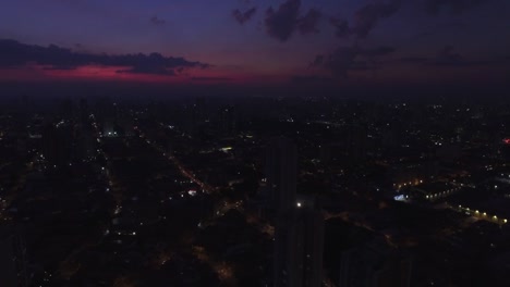 Lila-Stadt-Sonnenuntergang-über-Sao-Paulo,-Brasilien