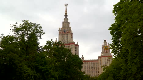 Ve-por-detrás-de-los-árboles-de-la-Universidad-de-estado-de-edificio-de-Moscú