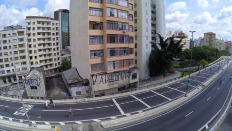 Volando-sobre-viaducto-Minhocao,-São-Paulo,-Brasil