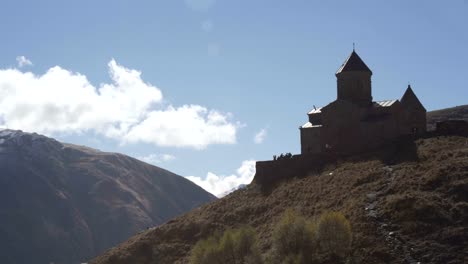 Antigua-iglesia-de-la-Trinidad-Gergeti-cerca-de-Monte-Kazbek,-montañas-del-Cáucaso.