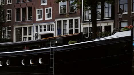 Houseboats-and-Apartment-Buildings-in-Amsterdam