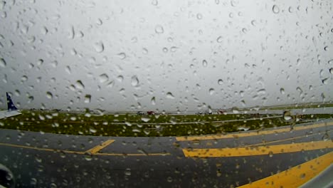 BOSTON---Sept.-06,-2017:-Das-Flugzeug-wird-in-der-Start-und-Landebahn-wegen-einem-schweren-Gewitter-Boston-Logan-International-Flughafen-verzögert,-während-der-Regen-Massachusetts,-USA.