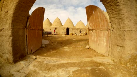 una-puerta-de-madera-y-un-patio-en-una-aldea-árabe-de-arcilla,-cerca-de-la-frontera-entre-Turquía-y-Siria