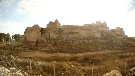 ruinas-de-una-fortaleza-musulmana-en-una-colina,-cerca-de-la-frontera-entre-Turquía-y-Siria