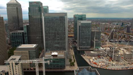 Canary-Wharf-in-der-Abenddämmerung,-berühmten-Wolkenkratzer-der-Londoner-Bankenviertel