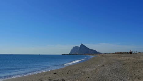 Costa-del-mar-en-la-frontera-de-Gibraltar-entre-España-e-Inglaterra