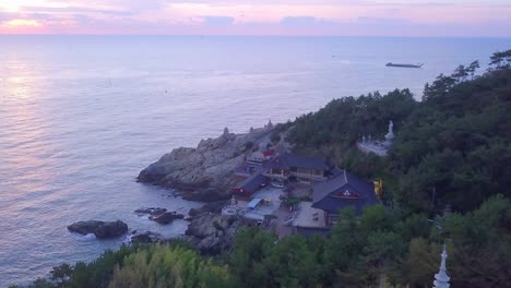 Vista-aérea-templo-de-Haedong-Yonggungsa-de-Busan-Corea-del-sur