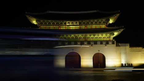 Puerta-de-Gwanghwamun-Corea-Seúl-noche-tiempo-vueltas-gran-iluminación-4k-UHD