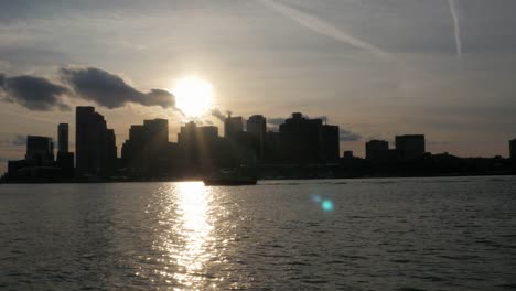 Sonnenuntergang-hinter-der-Innenstadt-von-Boston
