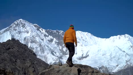 El-turista-sube-el-acantilado-en-el-Himalaya