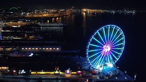 Aerial-vorbei-helle-Seattle-Waterfront-leuchtet-in-der-Nacht