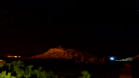 Alte-Burg-Kasbah-Ait-Ben-Haddou-unter-Nacht-Sterne-timelapse