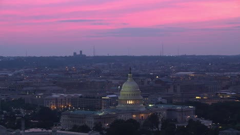 Antena-alejar-del-Capitolio-a-la-puesta-de-sol-sobre-la-ciudad.