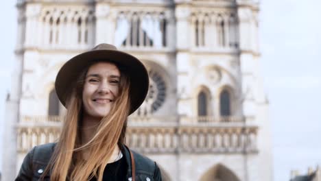 Porträt-des-jungen-lächelnde-Frau-stand-in-der-Nähe-der-Kathedrale-Notre-Dame-und-das-Fotografieren-auf-Film-Kamera-in-Paris,-Frankreich