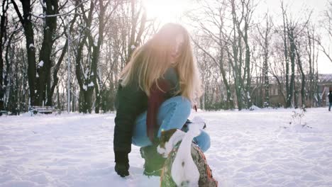 Joven-jugando-con-Jack-Russell-terrier-en-época-de-invierno-en-la-nieve,-cámara-lenta