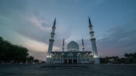 4-K-Zeitraffer-von-Sultan-Salahuddin-Abdul-Aziz-Shah-Moschee-während-des-Sonnenuntergangs