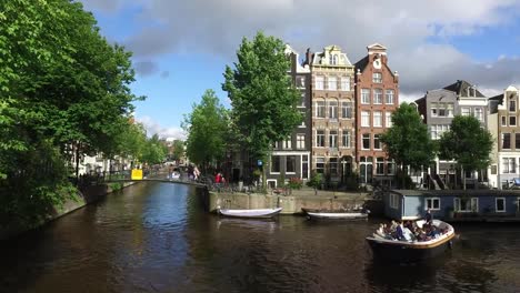 Amsterdam-canal-at-the-end-of-the-day