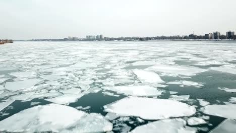 Ice-flows-flow-on-the-Detroit-River