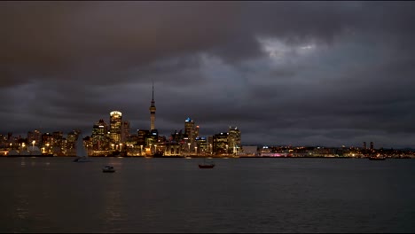 Auckland-von-Devonport-bei-Nacht