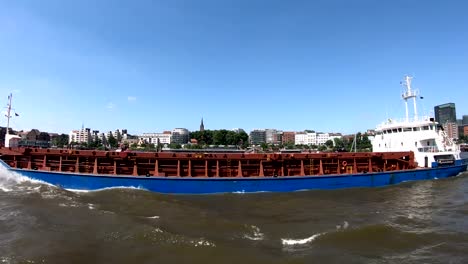 Silhouette-der-Stadt-Hamburg,-die-Elbe-und-die-Stadt,-die-Boote-und-Fähren,-4K