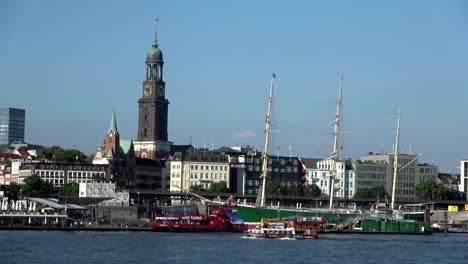 City-silhouette-of-Hamburg,-elbe-and-cityscape,-boats-and-ferries,-4K