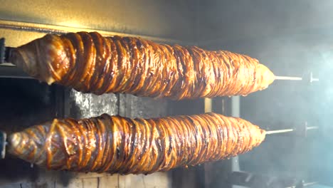 Kebab-de-cordero-Turco-Kokorec,-comida-de-la-calle-en-Estambul,-Turquía