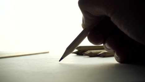 Männliche-Künstler-Hand-skizzieren-etwas-mit-einem-Bleistift.