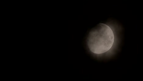 Mond-hinter-Wolken-in-der-Nacht