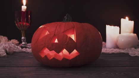 Halloween-Kürbis-mit-brennenden-Kerzen