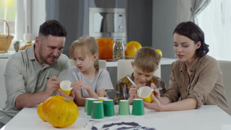 Dibujo-familia-en-tazas-de-Halloween