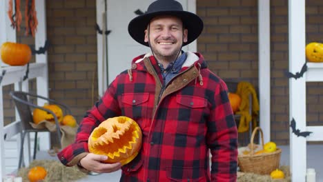 Porträt-des-Mannes-mit-Halloween-Kürbis