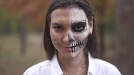 Víspera-de-Todos-los-Santos.-Mujer-sonriente-con-el-maquillaje-de-hombre-muerto