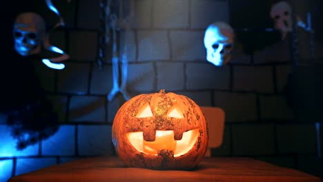 Linterna-de-jack-cabeza-calabaza-de-Halloween-sobre-fondo-azul