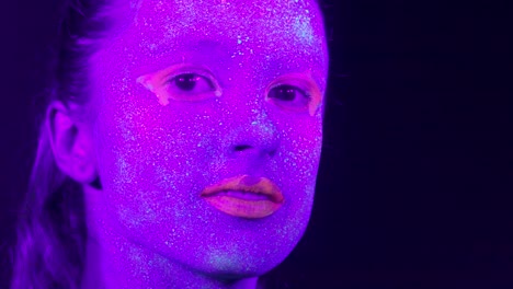 Closeup-Frau-Gesicht-mit-fluoreszierenden-Make-up,-kreative-Make-up-Aussehen-großartig-für-Diskotheken.-Halloween-Party,-Shows-und-Musik-Konzept---Slow-Motion-video