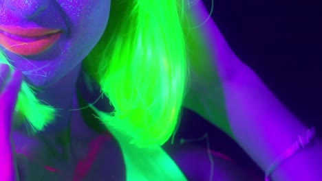 Langsame-Motin-von-schönen-sexy-Frauen-mit-fluoreszierenden-Make-up-und-Kleidung-Tanz-im-Neonlicht.-Night-Club,-Party-Konzept.