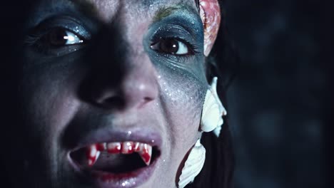 4-k-tiro-de-Halloween-de-terror-mujer-sirena-mostrando-dientes-de-vampiro-sangriento