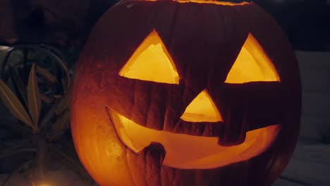 Vela-parpadea-dentro-de-una-linterna-de-Jack-Calabaza