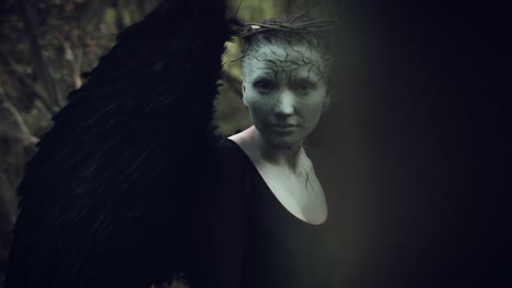 4k-Wings-Halloween-Dark-Angel-Frau-mit-schwarzen-Wald-Blick-in-die-Kamera