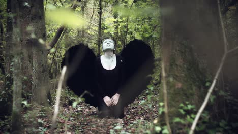 4k-Wings-Halloween-Dark-Angel-Frau-mit-schwarzen-Wald-schreien-zum-Himmel