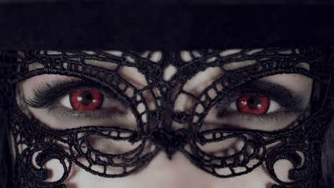 4-k-Halloween-Schuss-einer-Hexe,-Extreme-Nahaufnahme-von-roten-Augen-mit-Maske