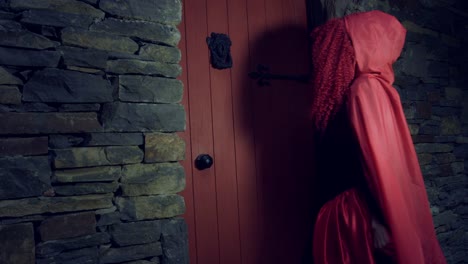 4-k-Halloween-Schuss-von-Red-Riding-Hood-an-die-Tür-klopft